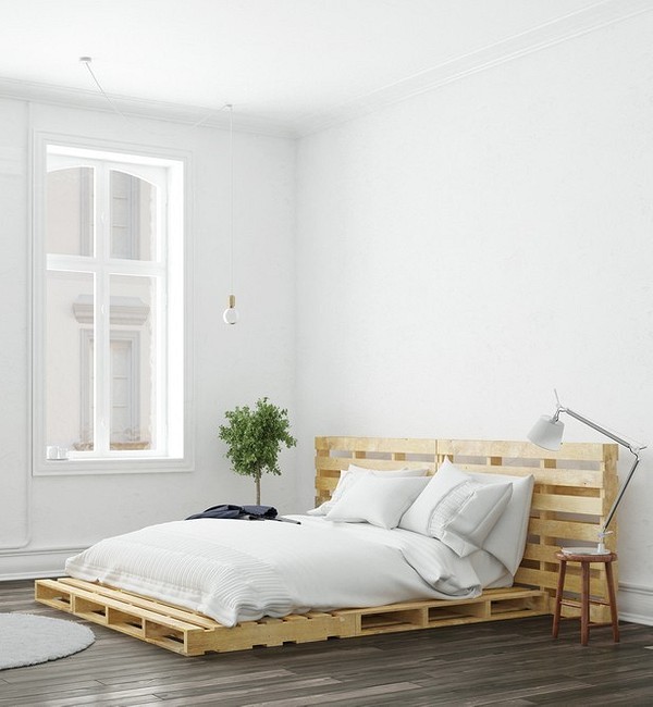 Стильний диван з піддонів у саду, чудове місце для відпочинку на природі.