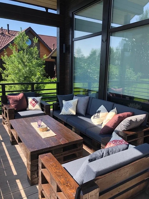 Диван з піддонів з підсвіткою, оригінальний декор з піддонів для вашої кімнати.