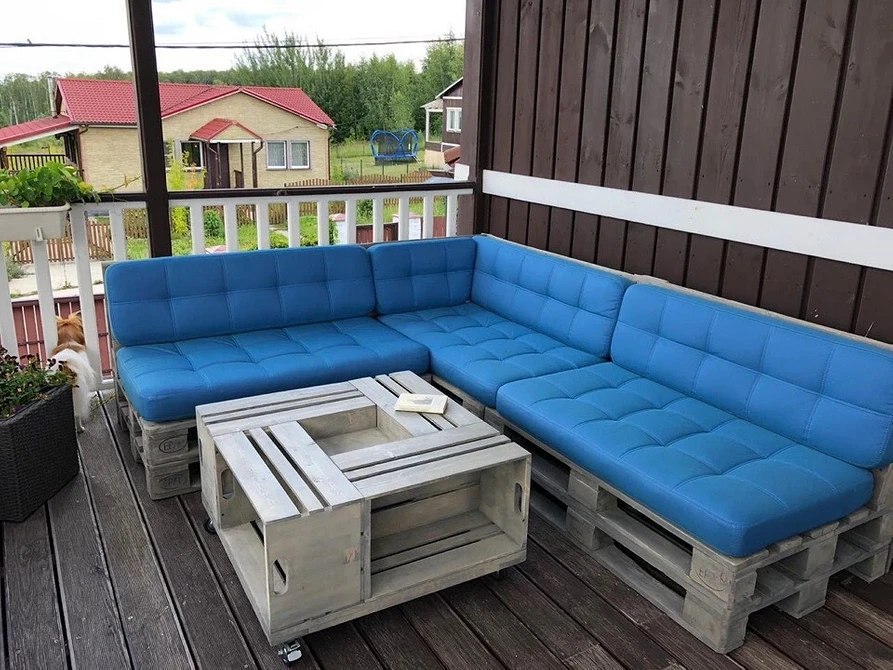 Диван з піддонів своїми руками з м'якими сидіннями та спинкою