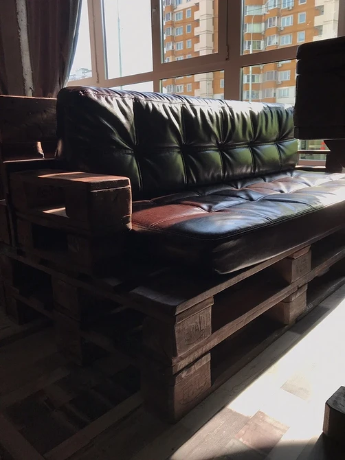 Бюджетний диван з піддонів своїми руками: проста та стильна ідея для меблювання.