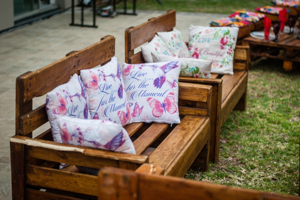 Оригінальний диван з піддонів для саду: створи свій унікальний куточок релаксу.