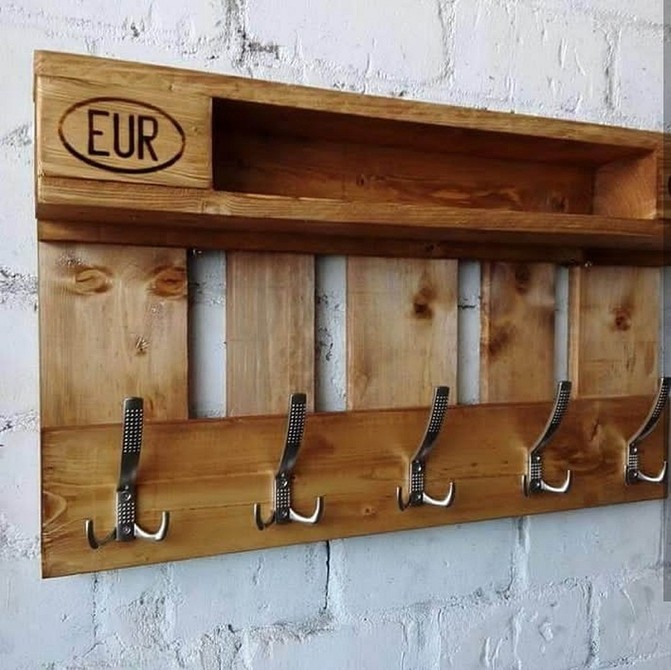 Сучасний диван з піддонів з яскравими подушками: додайте кольору в інтер'єр.