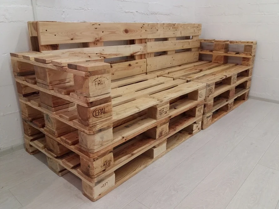 Креативний диван з піддонів: натхненні ідеї для вашого дому та саду.