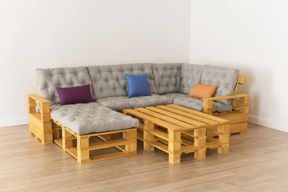 Садовий диван з піддонів з м'якими подушками, меблі з деревяних піддонів своїми руками.