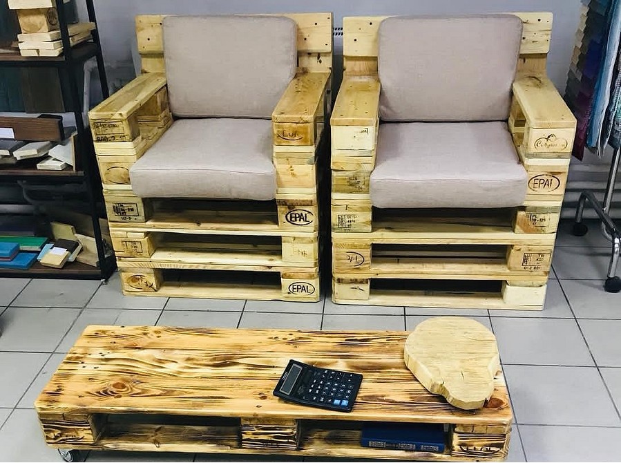 Диван з піддонів з низькою посадкою для відпочинку на природі, садові меблі.