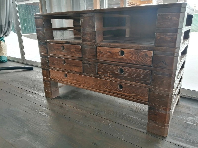 Зручний диван з дерев'яних піддонів, зроблений своїми руками для вітальні.