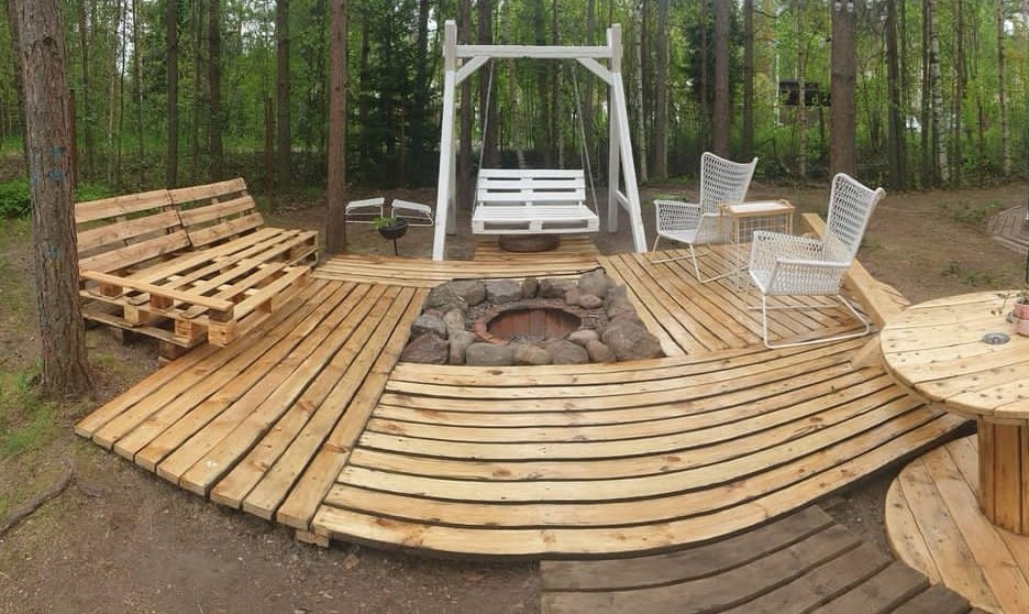 Великий диван з піддонів з м'яким матрацом, комфортні меблі своїми руками.