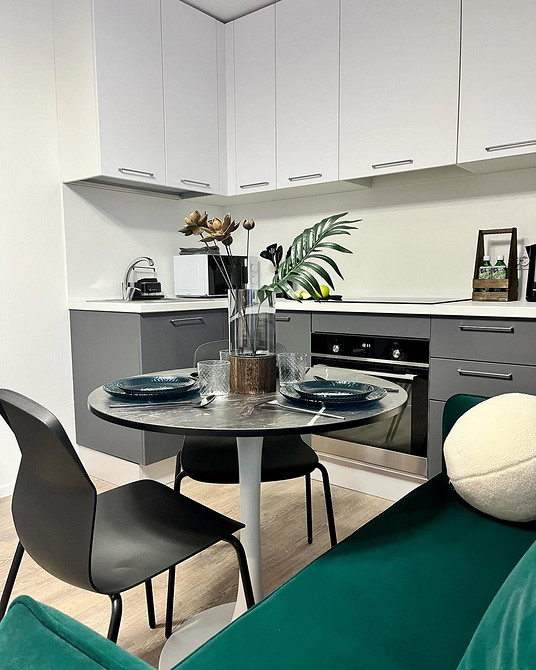 Диван на кухні з оббивкою, що легко чиститься: практичне рішення для сімей з дітьми