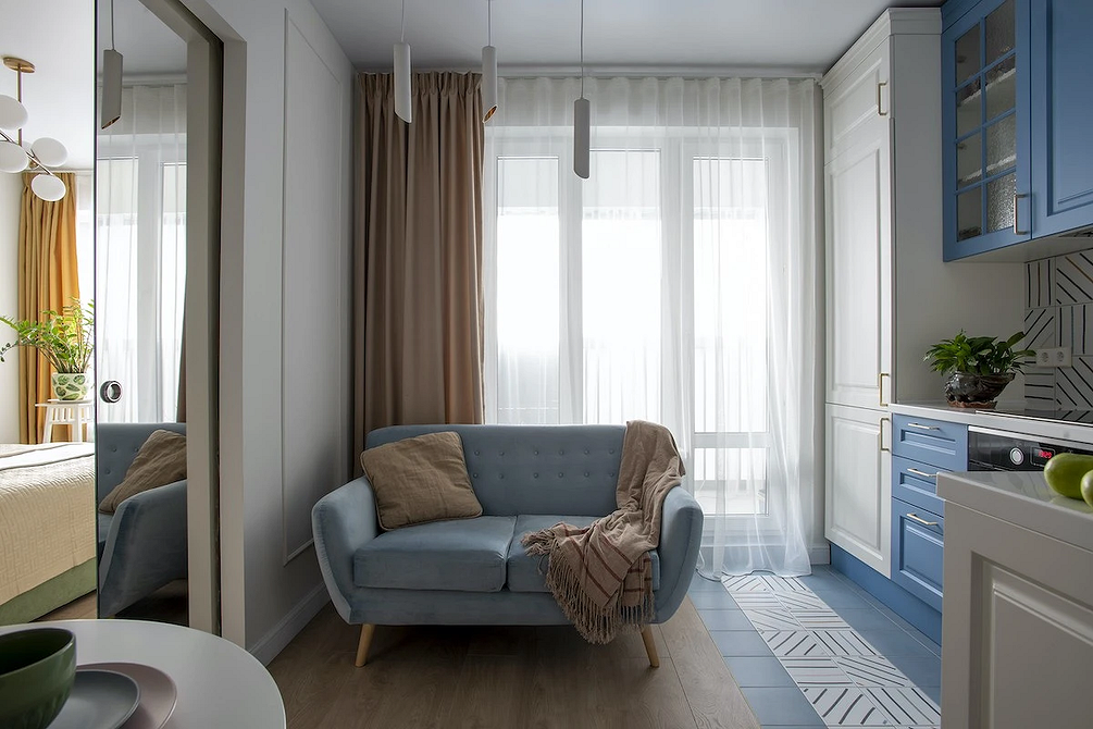 Обідня зона з м'яким кухонним диваном та обіднім столом для комфортних посиденьок