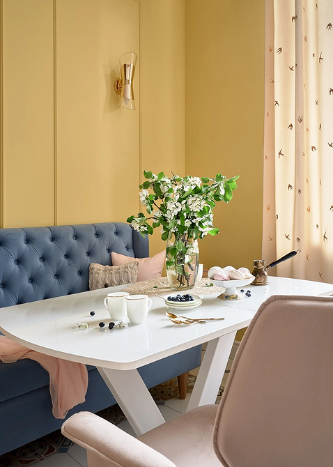 Елегантний розкладний диван на кухні-студії, зручний для гостей та економії місця