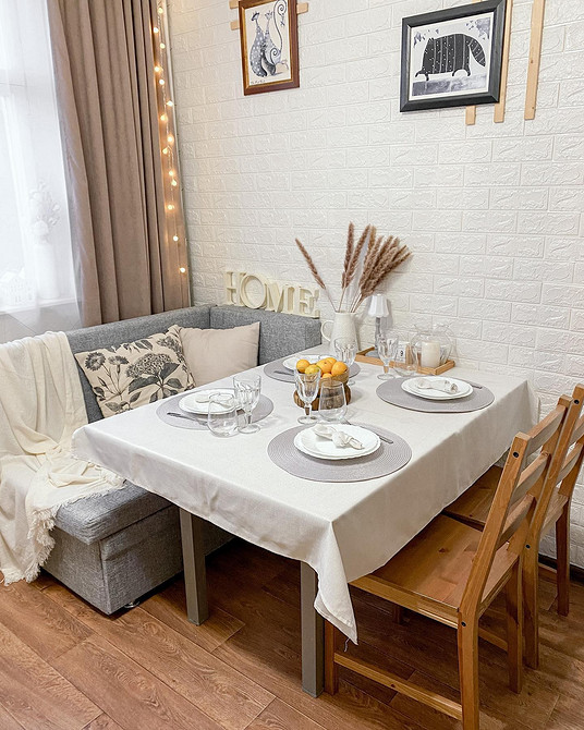 Кутовий диван на маленькій кухні для оптимального використання простору, дизайн інтер'єру