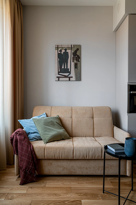 Невеликий кухонний диван з яскравою оббивкою, що додає акцент в інтер'єрі