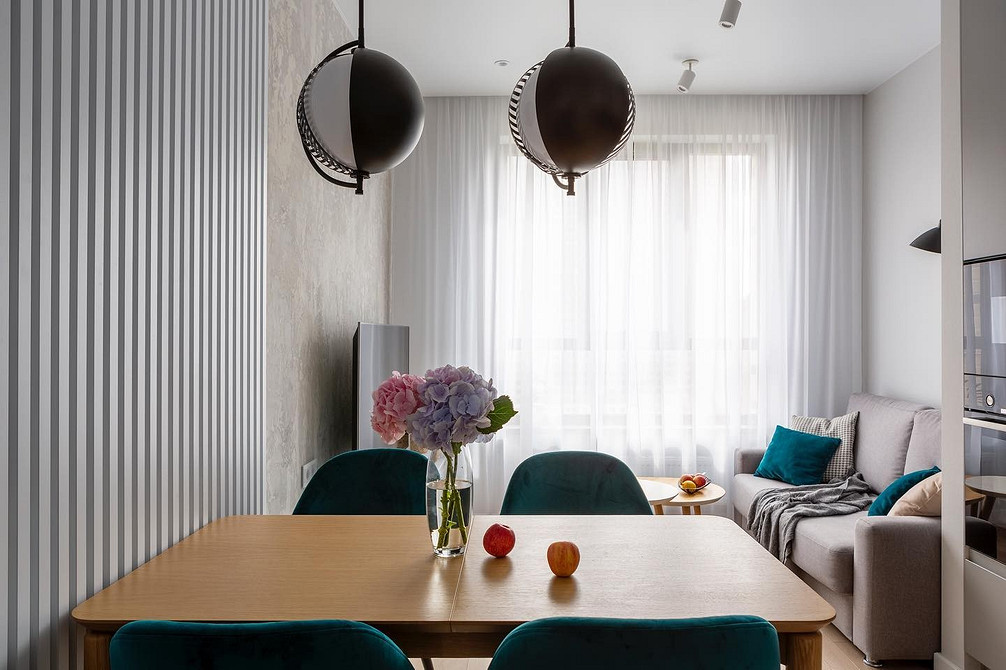 Простий кухонний диван з дерев'яними ніжками та мінімалістичною оббивкою