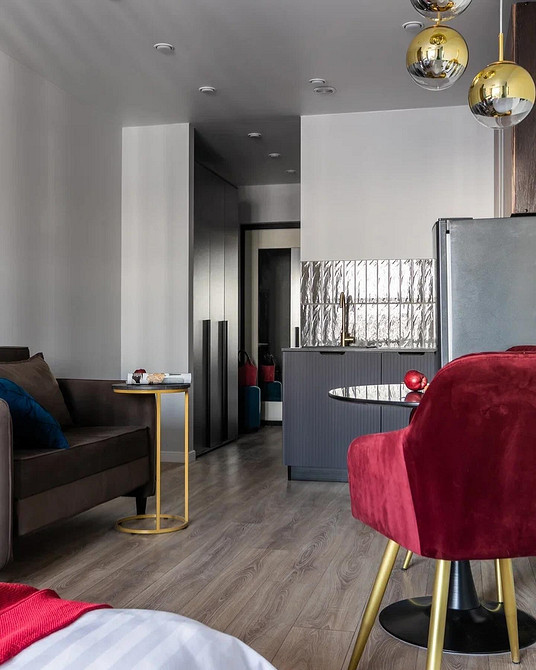 Кутовий кухонний диван з темною оббивкою та декоративними подушками для затишку