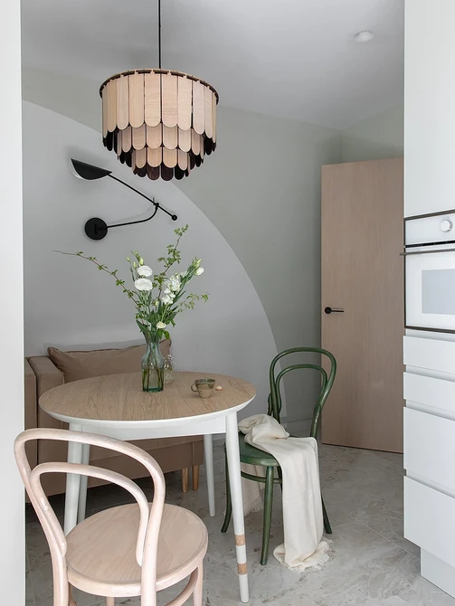 Кухонний диван в інтер'єрі маленької кухні: ідеї для створення зручного та функціонального простору