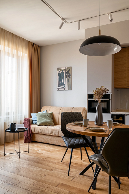 Компактний диванчик на кухні біля вікна з видом на сад, ідеальне місце для читання