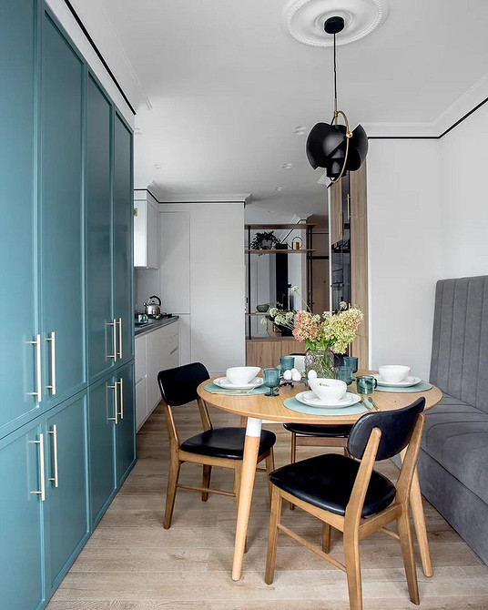 Зручний кутовий диван на просторій кухні, місце для сімейних посиденьок і відпочинку