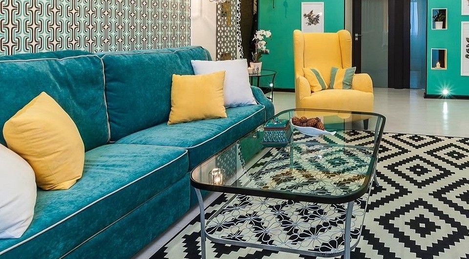 Сучасний диван дельфін з темною оббивкою: стильний та функціональний елемент інтер'єру.