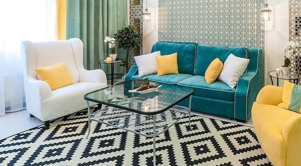 Процес розкладання дивана дельфін: легко та швидко перетворіть диван на ліжко.