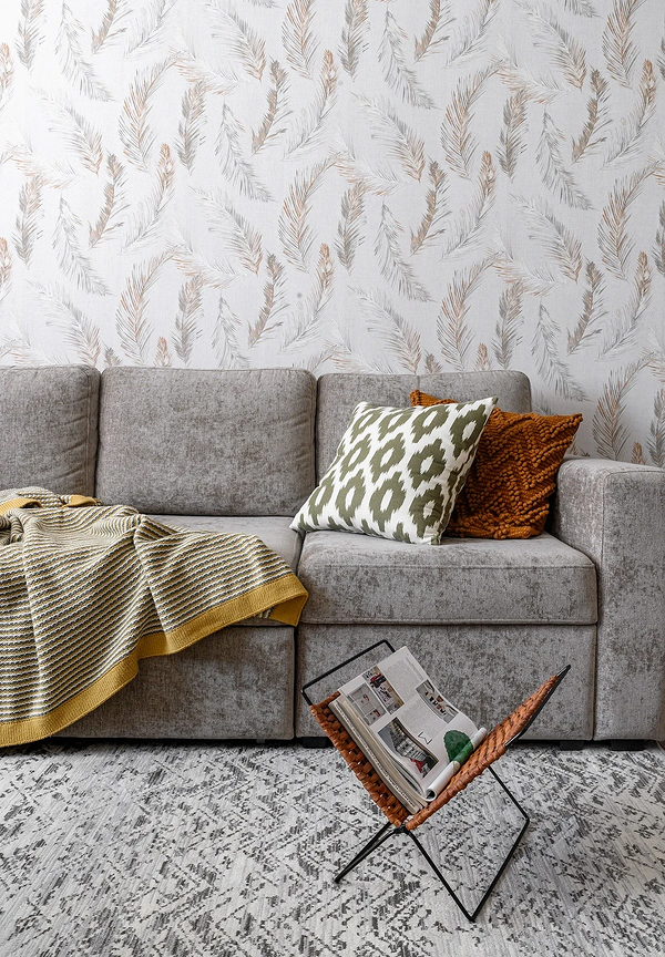 Диван з тканинною оббивкою з геометричним принтом у вітальні.