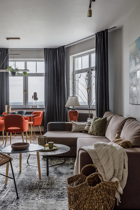 Інтер'єр вітальні з великим диваном та м'якою оббивкою, комфорт та затишок