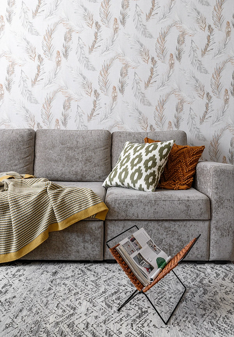 Сучасний диван з подушками в інтер'єрі вітальні з паркетною підлогою