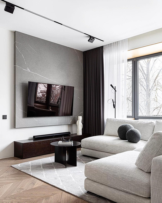 Диван з велюровою оббивкою у вітальні: розкішний вигляд і тактильний комфорт