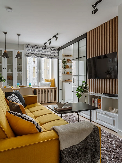 Інтер'єр з монохромним диваном та плавними лініями, що додає гармонії та затишку вітальні.