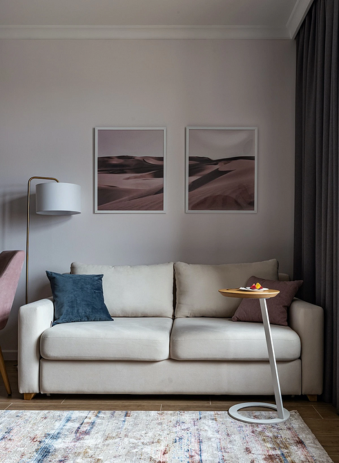 Модний диван з оригінальною оббивкою у вітальні, сучасний дизайн меблів