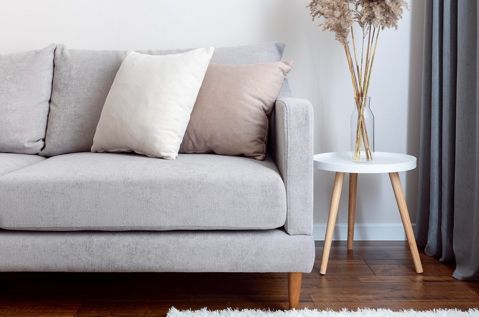 Сучасний диван 2025 року: тренди, антитренди та поради по догляду за меблями