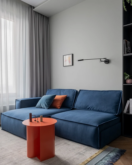 Дизайн вітальні 2025: великий кутовий диван з подушками для максимального комфорту