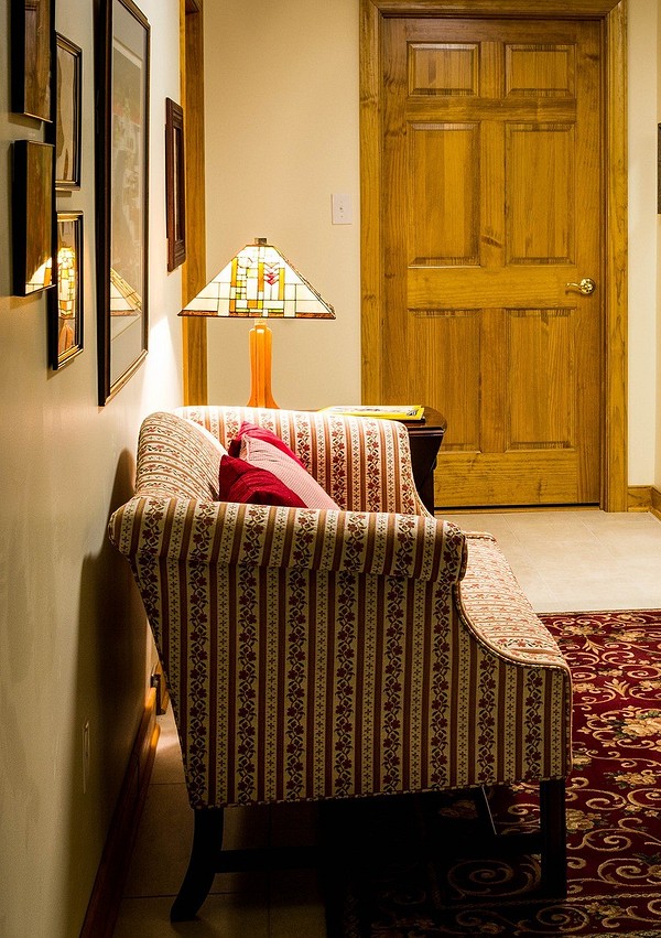 Елегантний темний диван в сучасному інтер'єрі вітальні з акцентними подушками.