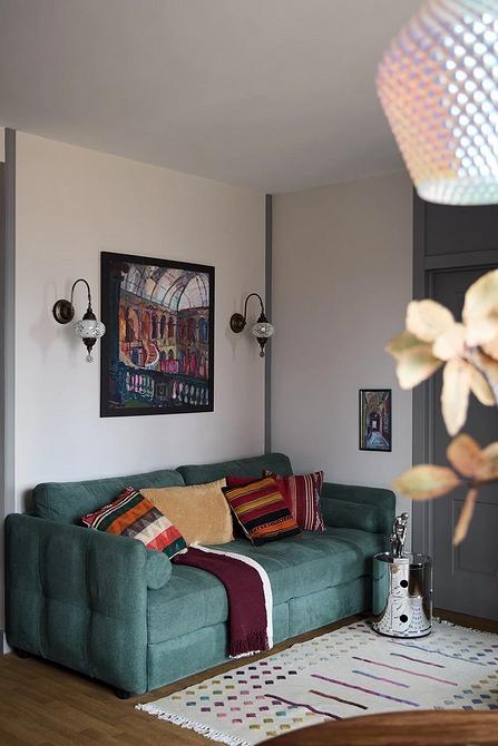 Інтер'єр вітальні з темним диваном, каміном та книжковими полицями