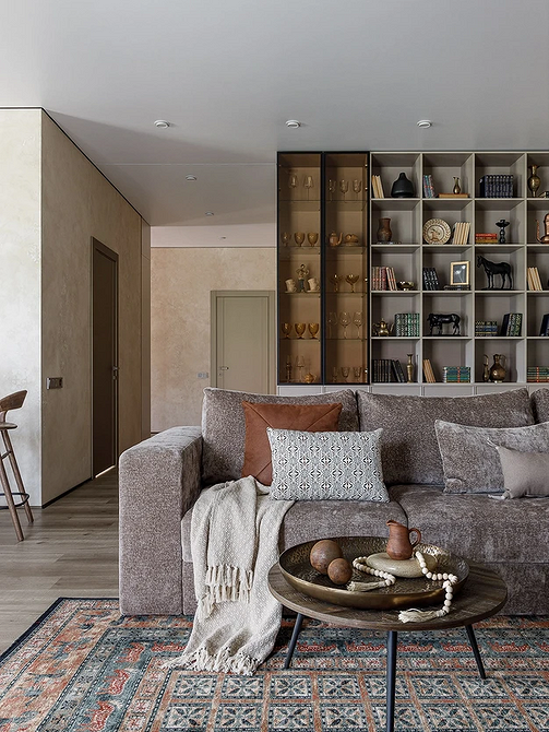 Сучасний диван з геометричним принтом у вітальні 2025: стильний акцент інтер'єру