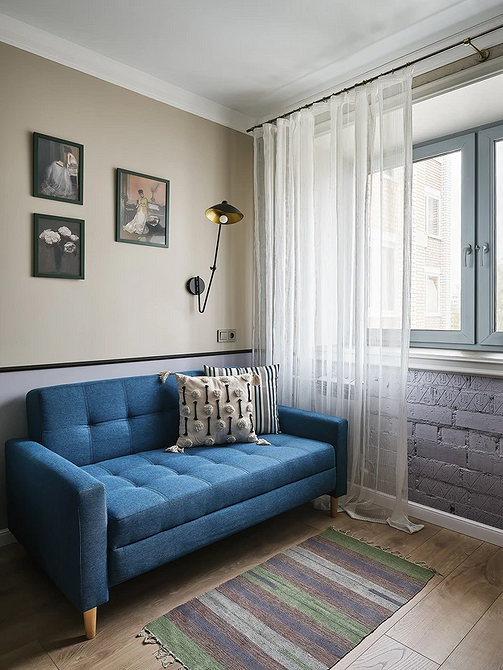 Дизайн вітальні з темним диваном та каміном: затишок та комфорт