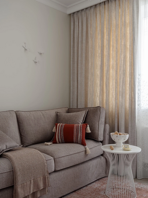 Темний диван в інтер'єрі з акцентними стінами та яскравим декором