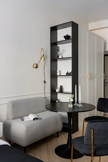 Трендові кольори диванів 2025: м'який рожевий диван у сучасній вітальні