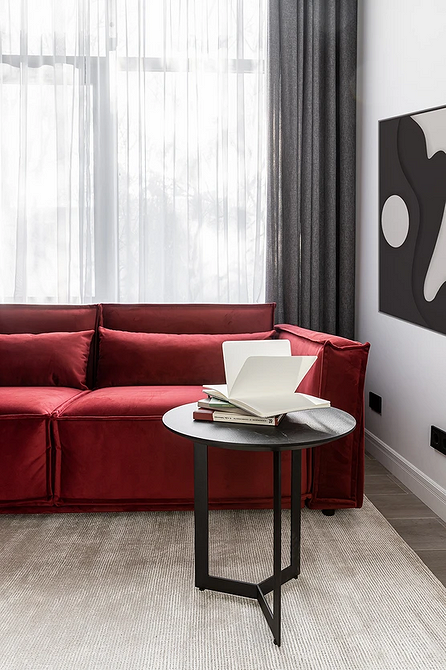 Темний диван з текстильною оббивкою: практичний вибір для щоденного використання