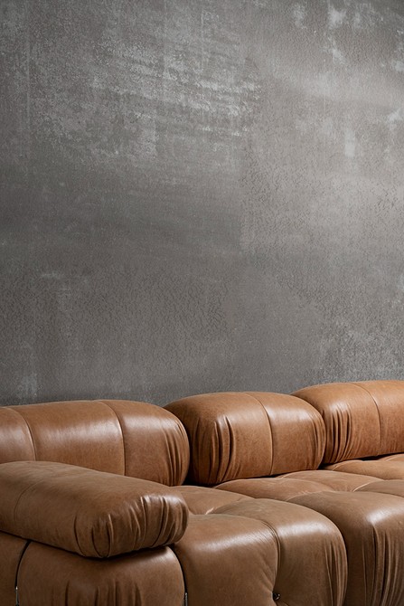 Темний диван у мінімалістичному інтер'єрі: стриманість та елегантність