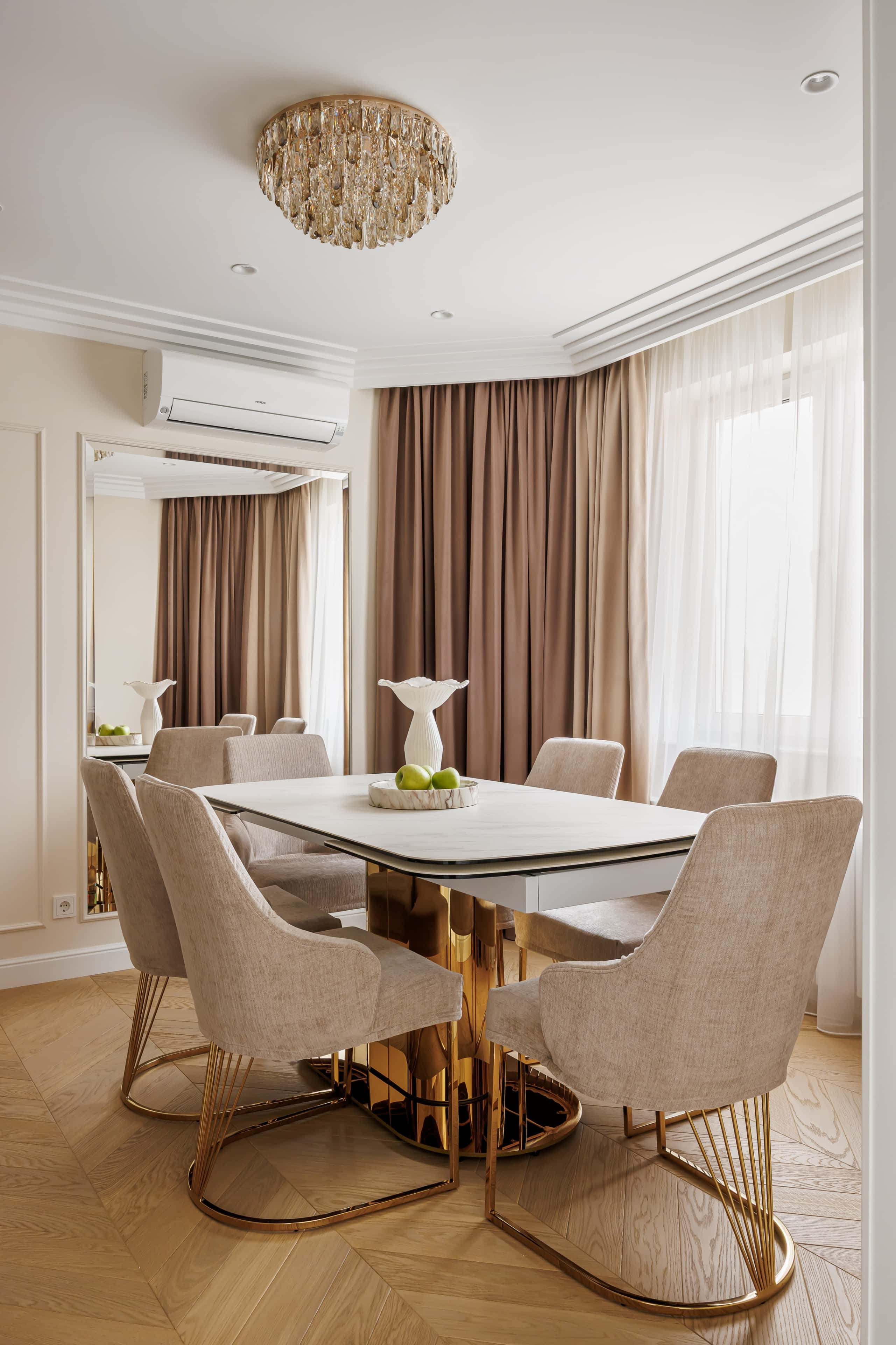 Елітний дизайн вітальні з каміном, м'якими меблями та панорамними вікнами.