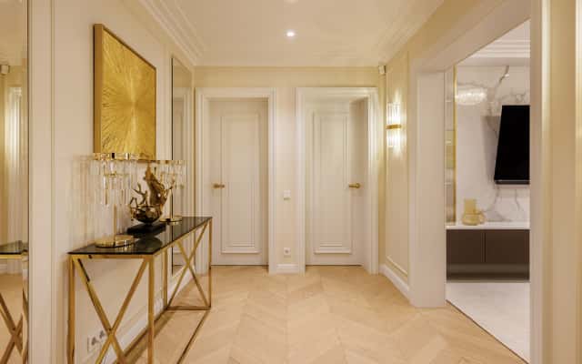 Ексклюзивний дизайн спальні з великим ліжком, приглушеним освітленням та елегантним декором.