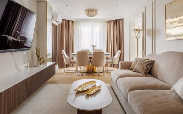 Елітний дизайн кабінету з дерев'яними панелями, шкіряним кріслом та вбудованими книжковими полицями.