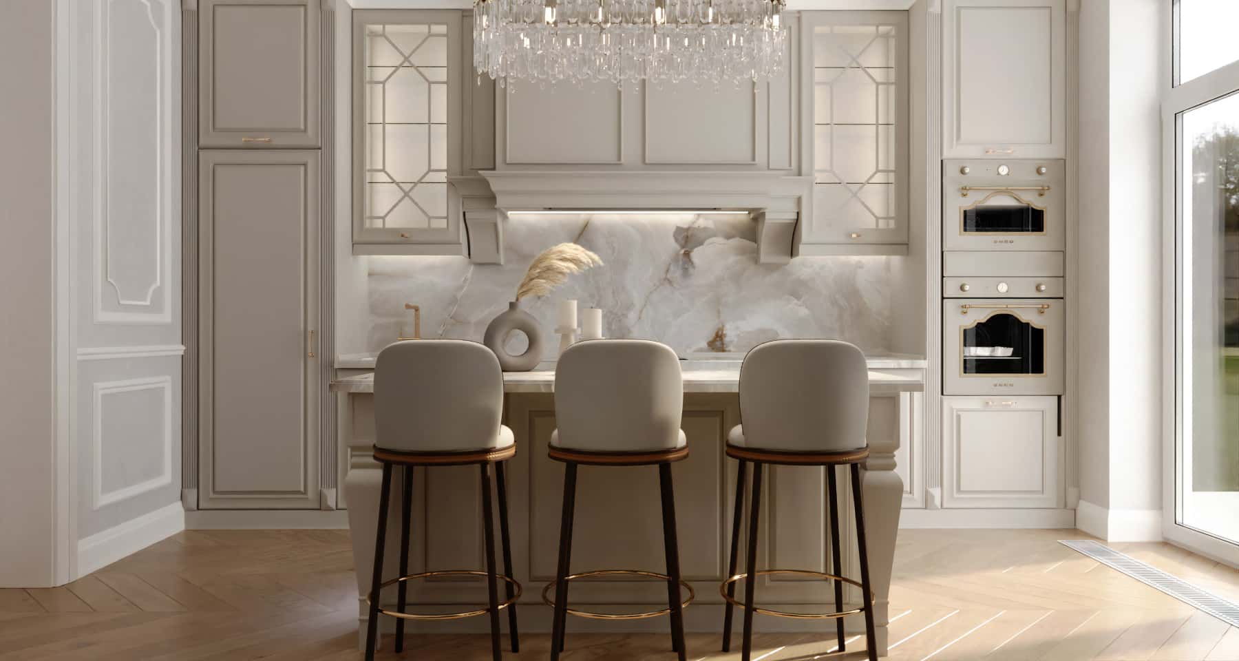 Дизайн світлої кухні з яскравими акцентами, кольорові стільці та декор.