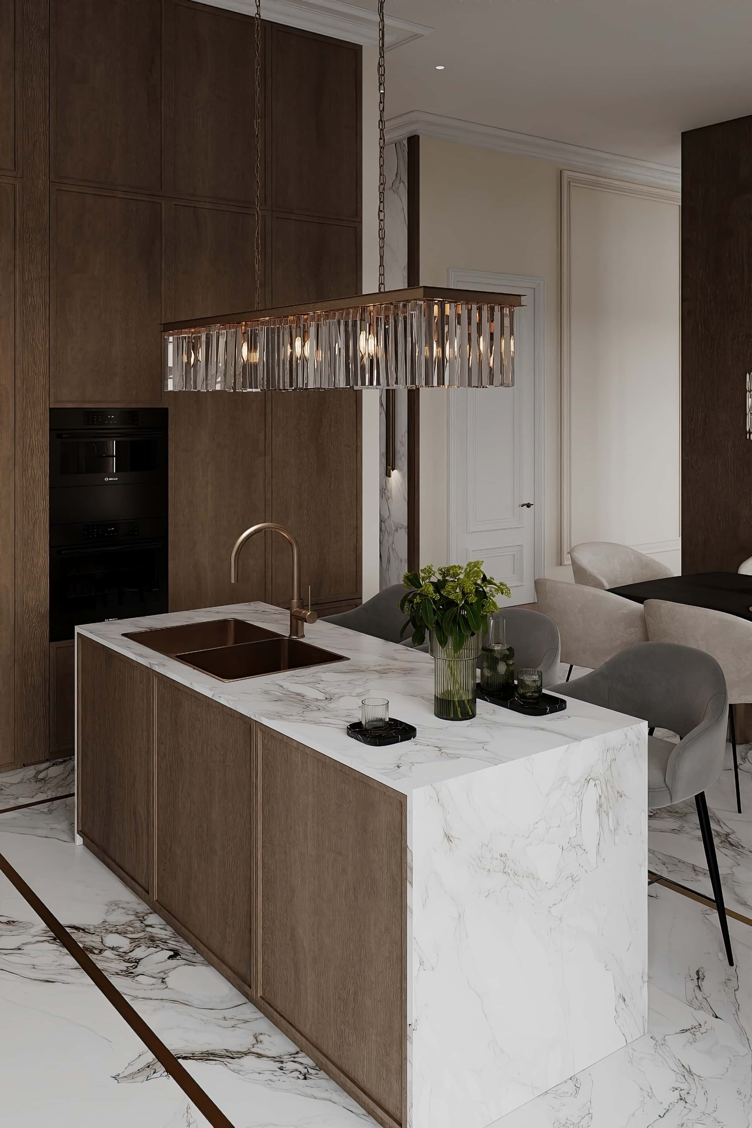 Світла кухня в сільському стилі з відкритими полицями та декоративним посудом.