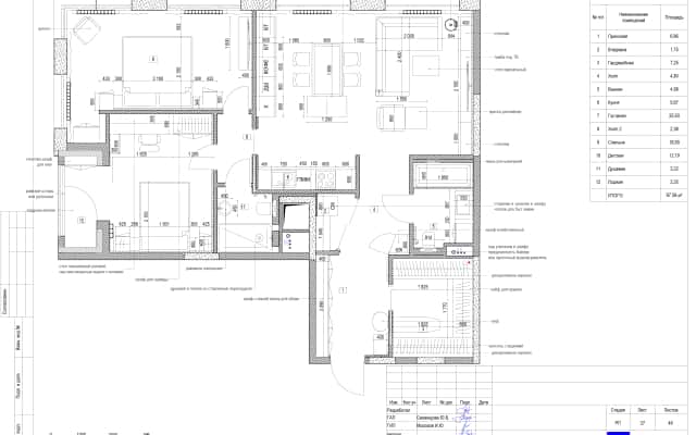 Сучасний дизайн квартири: ванна кімната з використанням світлої плитки та великого дзеркала.