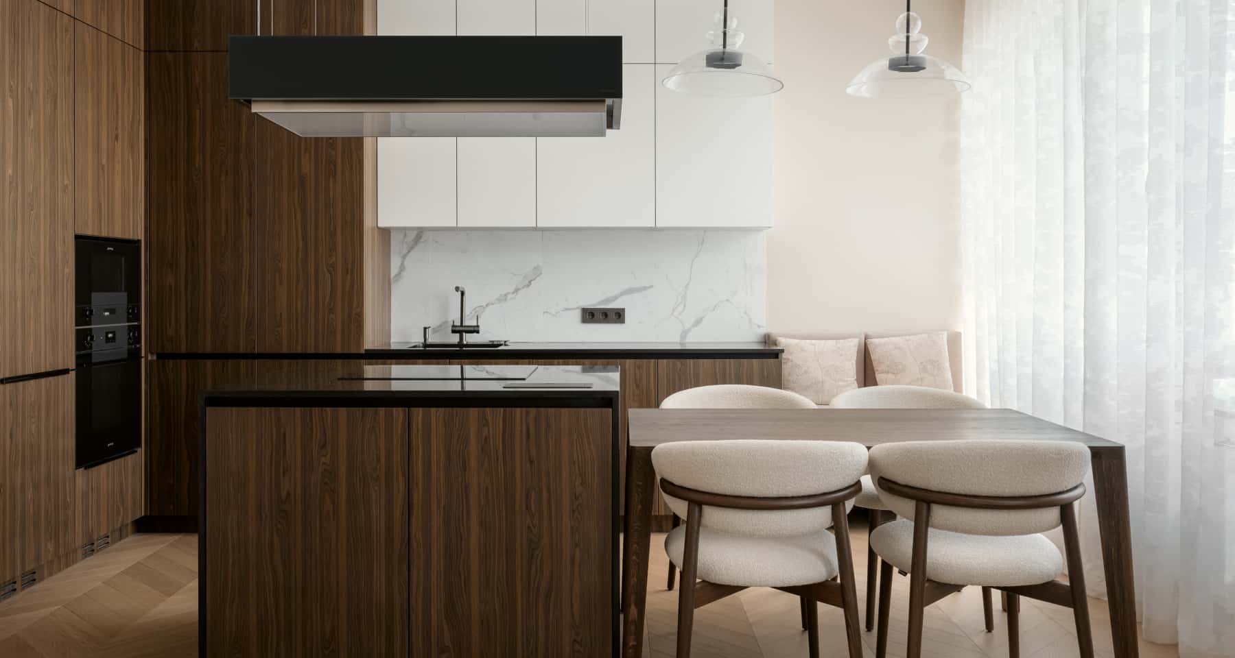 Затишна вітальня з диваном, килимом та дерев'яними елементами в трикімнатній квартирі