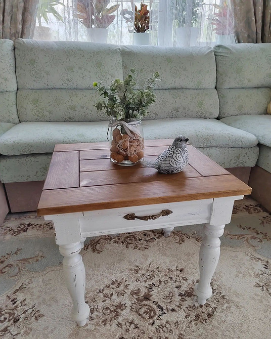 Переробка старого комода: яскравий приклад оновлення меблів та інтер'єру в цілому.