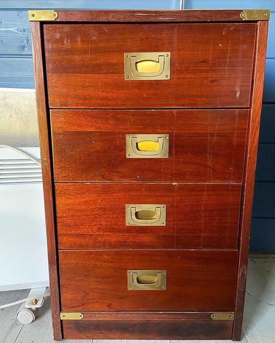 Відновлення старого крісла: переробка меблів для оновлення інтер'єру вітальні.