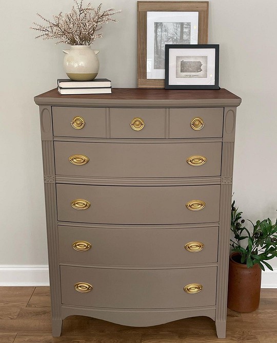 Реставрація старої тумбочки: приклад ефектного перетворення меблів для спальні.