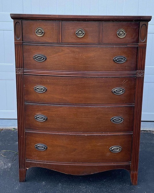 DIY реставрація комоду: приклад ефектного відновлення старих меблів з використанням фарби.